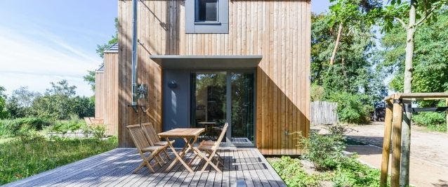 Holzhaus mit überdachter Terrasse und Holzfassade