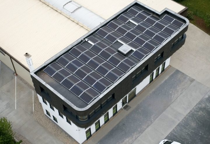 Gewerbehalle mit Bürokopf und vollflächiger Photovoltaikanlage
