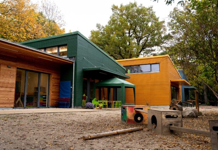 Kindertagesstätte in Holzbauweise mit Außengelände
