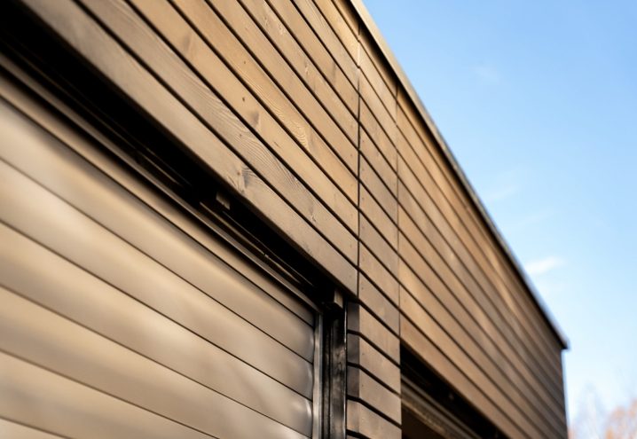 Bestandsgebäude mit vorgefertigter Holzfassade nach der Sanierung