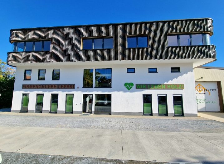 Aufgestocktes Firmengebäude der Holzbau Lepski GmbH mit Wellenfassade