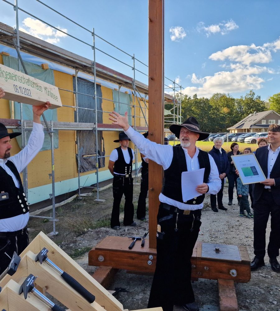Zimmerer der Holzbau Lepski GmbH in Zunftkleidung beim Richtfest