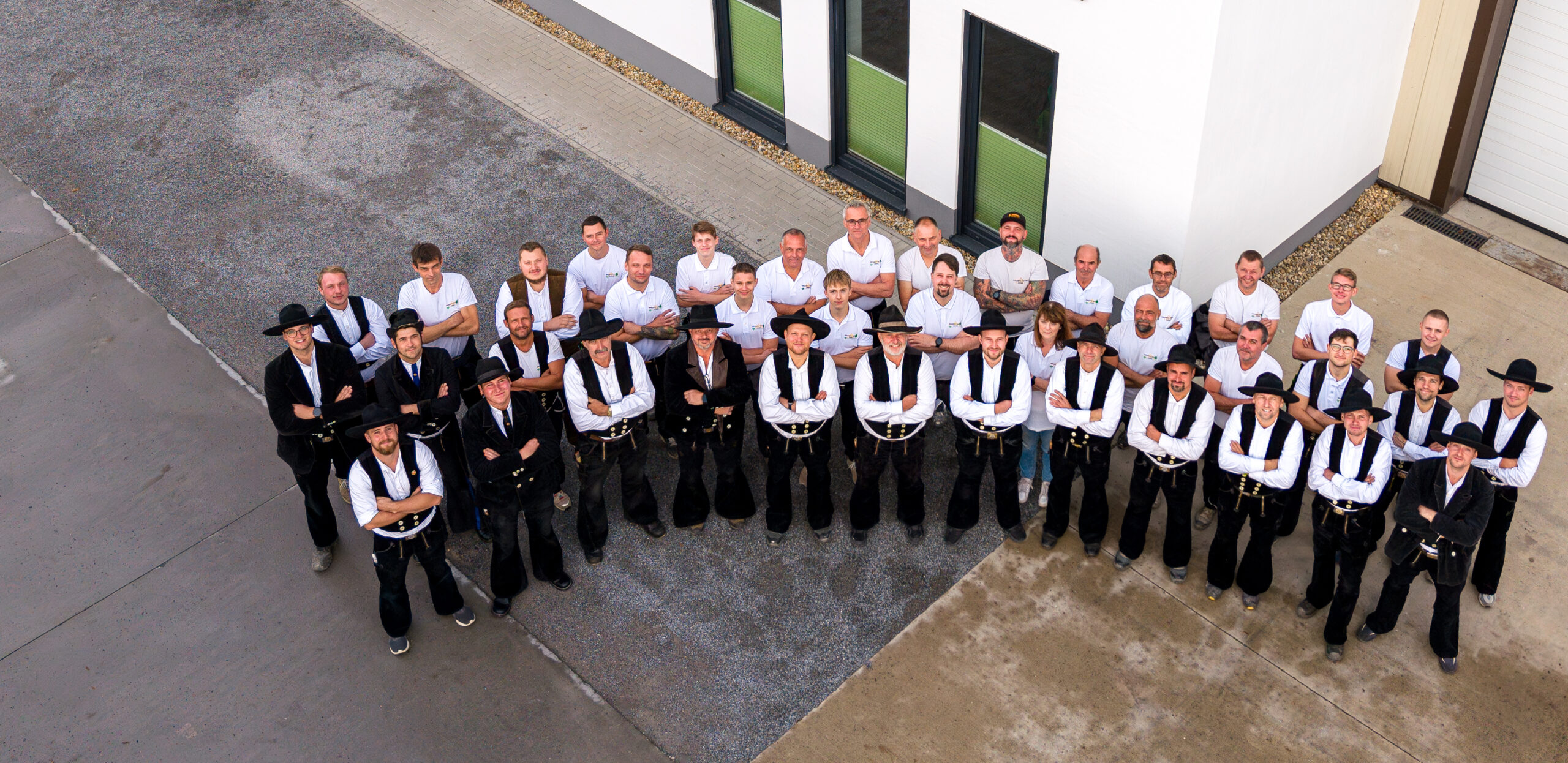 Das Team der Holzbau Lepski GmbH vor dem Firmengebäude